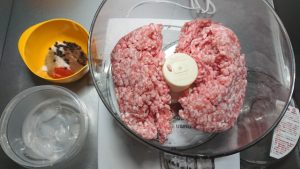 ソーセージ作り：豚肉とスパイス類をフードプロセッサーで乳化