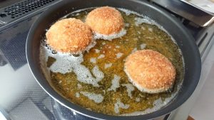 カレーパンに揚げ色が付いてきた様子